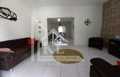 Imagem: A casa possui 3 Dormitórios, 2 Banheiros, 3 Vagas na garagem