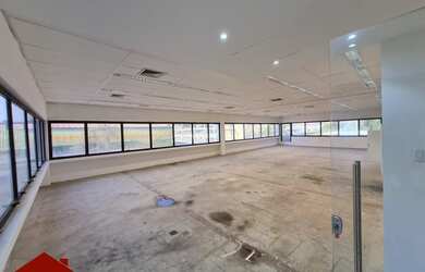 Imagem: O depósito possui 4 Vagas na garagem, 175m² de Área e está