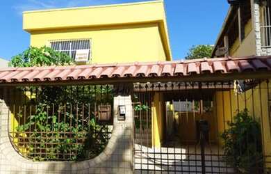 Imagem: A casa possui 3 Dormitórios, 3 Banheiros, 2 Vagas na garagem