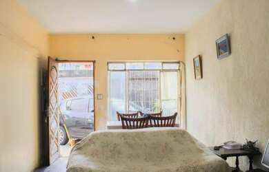 Imagem: A casa possui 5 Dormitórios, 4 Banheiros, 4 Vagas na garagem