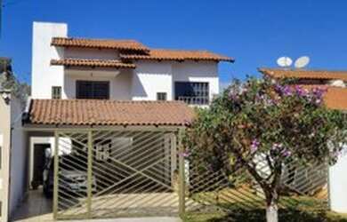 Imagem: A casa possui 4 Dormitórios, 3 Banheiros, 4 Vagas na garagem