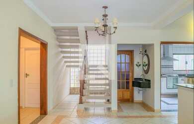 Imagem: A casa possui 3 Dormitórios, 4 Banheiros, 3 Vagas na garagem