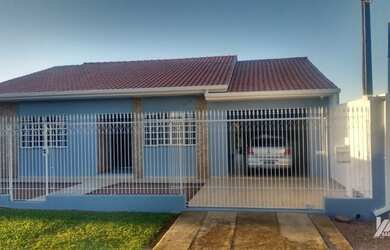 Imagem: A casa possui 3 Dormitórios, 3 Banheiros, 2 Vagas na garagem