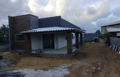 Imagem: A casa possui 3 Dormitórios, 1 Banheiro, 2 Vagas na garagem