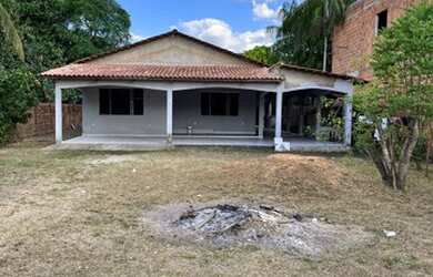 Imagem: A casa possui 3 Dormitórios, 3 Banheiros, 4 Vagas na garagem