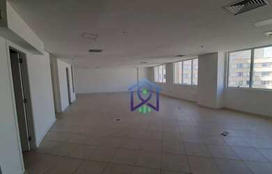 Imagem: O depósito possui 4 Vagas na garagem, 107m² de Área e está