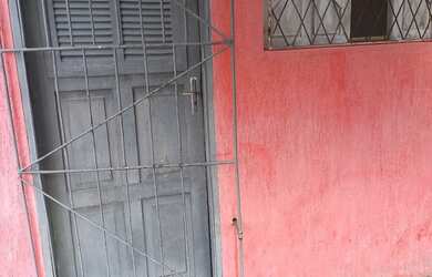 Imagem: A casa possui 1 Dormitório, 1 Banheiro, 1 Vaga na garagem e