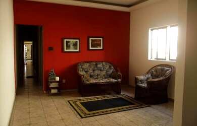 Imagem: A casa possui 4 Dormitórios, 4 Banheiros, 2 Vagas na garagem