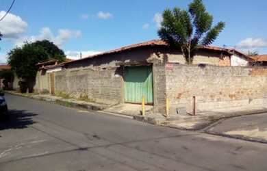 Imagem: A casa possui 4 Dormitórios, 2 Banheiros e 2 Vagas na garagem