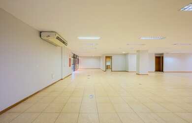 Imagem: O depósito possui 5 Vagas na garagem e 528m² de Área e está