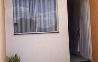 Imagem: A casa possui 2 Dormitórios, 1 Banheiro, 2 Vagas na garagem