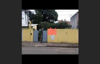 Imagem: A casa possui 2 Dormitórios, 1 Banheiro, 2 Vagas na garagem