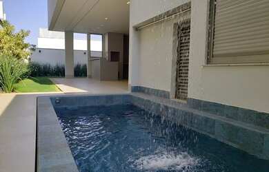 Imagem: A casa em condomínio possui 4 Dormitórios, 5 Banheiros, 3