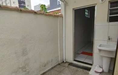 Imagem: A casa possui 1 Dormitório, 1 Banheiro, 1 Vaga na garagem