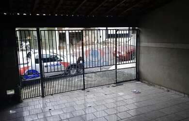 Imagem: A casa possui 2 Dormitórios, 1 Banheiro, 1 Vaga na garagem