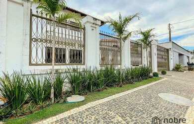 Imagem: A casa possui 4 Dormitórios, 4 Banheiros, 4 Vagas na garagem