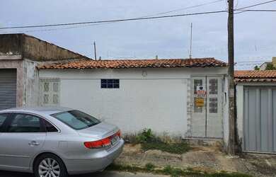 Imagem: A casa possui 2 Dormitórios, 1 Banheiro, 2 Vagas na garagem