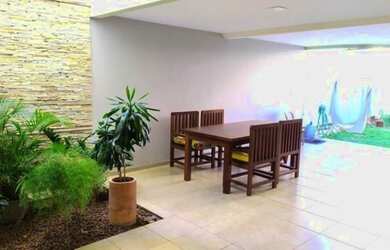 Imagem: A casa possui 3 Dormitórios, 3 Banheiros, 4 Vagas na garagem