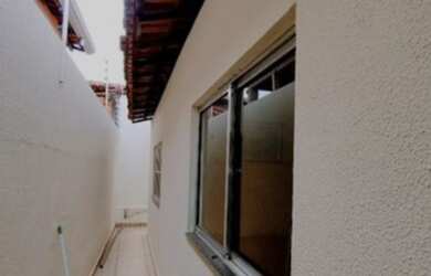 Imagem: A casa possui 3 Dormitórios, 1 Banheiro, 2 Vagas na garagem