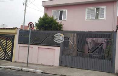 Imagem: A casa possui 3 Dormitórios, 3 Banheiros, 4 Vagas na garagem