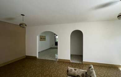 Imagem: O depósito possui 2 Vagas na garagem, 300m² de Área e está