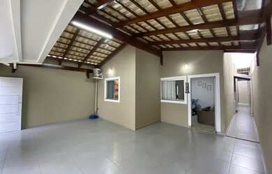 Imagem: A casa possui 3 Dormitórios, 1 Banheiro, 2 Vagas na garagem