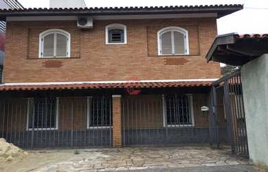 Imagem: A casa possui 3 Dormitórios, 3 Banheiros, 4 Vagas na garagem