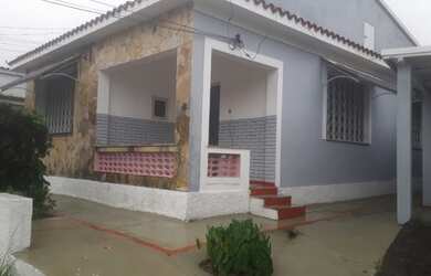 Imagem: A casa possui 3 Dormitórios, 2 Banheiros, 2 Vagas na garagem