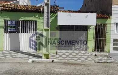 Imagem: A casa possui 3 Dormitórios, 1 Banheiro, 1 Vaga na garagem