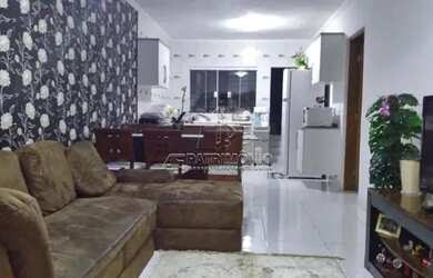 Imagem: A casa possui 3 Dormitórios, 2 Banheiros, 3 Vagas na garagem