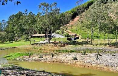 Imagem: A casa possui 3 Dormitórios, 3 Banheiros, 3 Vagas na garagem