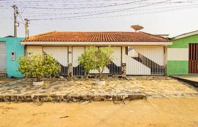 Imagem: A casa possui 4 Dormitórios, 3 Banheiros, 2 Vagas na garagem