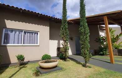 Imagem: A casa possui 2 Dormitórios, 1 Banheiro, 1 Vaga na garagem