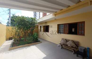 Imagem: A casa possui 4 Dormitórios, 3 Banheiros, 2 Vagas na garagem