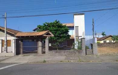 Imagem: A casa possui 2 Dormitórios, 2 Banheiros, 2 Vagas na garagem