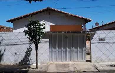 Imagem: A casa possui 3 Dormitórios, 2 Banheiros, 1 Vaga na garagem