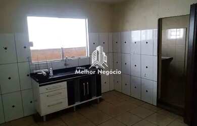 Imagem: A casa possui 3 Dormitórios, 1 Banheiro, 1 Vaga na garagem