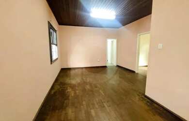 Imagem: A casa possui 5 Dormitórios, 2 Banheiros, 4 Vagas na garagem