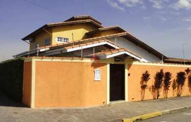 Imagem: A casa possui 4 Dormitórios, 5 Banheiros, 3 Vagas na garagem