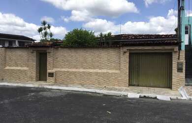 Imagem: A casa possui 4 Dormitórios, 3 Banheiros, 2 Vagas na garagem