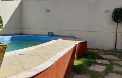 Imagem: A casa possui 4 Dormitórios, 5 Banheiros, 4 Vagas na garagem