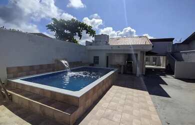 Imagem: A casa possui 3 Dormitórios, 2 Banheiros, 4 Vagas na garagem