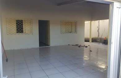 Imagem: A casa possui 3 Dormitórios, 2 Banheiros, 3 Vagas na garagem