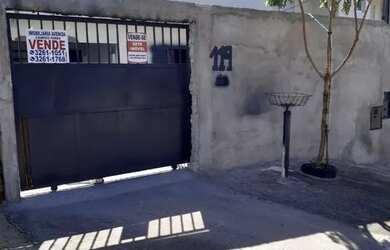 Imagem: A casa possui 2 Dormitórios, 2 Banheiros, 2 Vagas na garagem