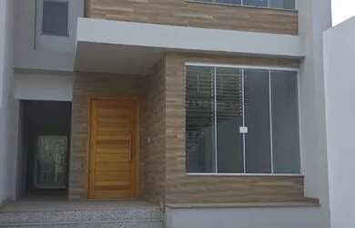 Imagem: A casa à venda possui 3 Dormitórios, 3 Banheiros, 2 Vagas