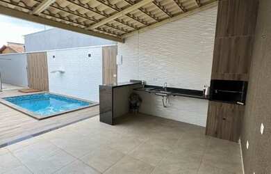 Imagem: A casa possui 2 Dormitórios, 2 Banheiros, 2 Vagas na garagem