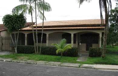 Imagem: A casa possui 3 Dormitórios, 3 Banheiros, 2 Vagas na garagem