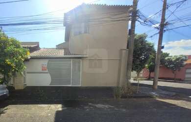 Imagem: A casa possui 4 Dormitórios, 3 Banheiros, 2 Vagas na garagem