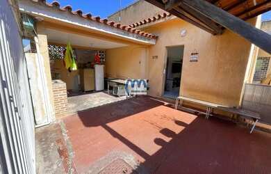 Imagem: A casa possui 3 Dormitórios, 1 Banheiro, 1 Vaga na garagem