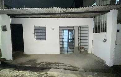 Imagem: A casa possui 3 Dormitórios, 2 Banheiros, 1 Vaga na garagem